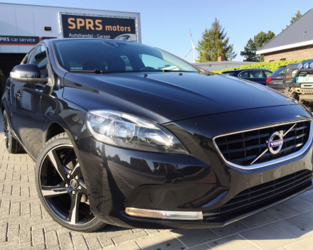 VERKOCHT  VOLVO V40 1,6D * ZWART METAAL * 18&quot; VELGEN * CRUISECONTROL * AIRCO * GEKEURD * GARANTIE