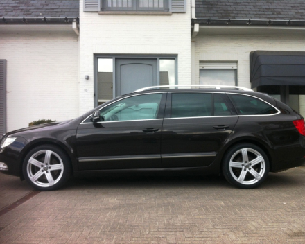 VERKOCHT SKODA SUPERB * FULL OPTION * LEDER * NAVI * XENON * GEKEURD * GARANTIE