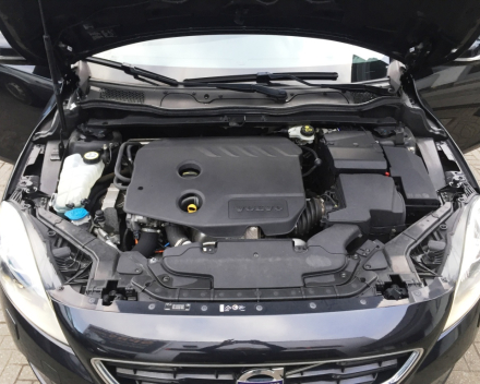 VOLVO V40 Summun -Diesel - 93028 km - 10/2012