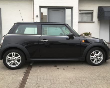 VERKOCHT  MINI ONE DIESEL 1,6D * ZWART METAAL * DIGITALE AIRCO * ALU VELGEN * MISTLAMPEN * SLECHTS 73736 KM * GEKEURD * GARANTIE