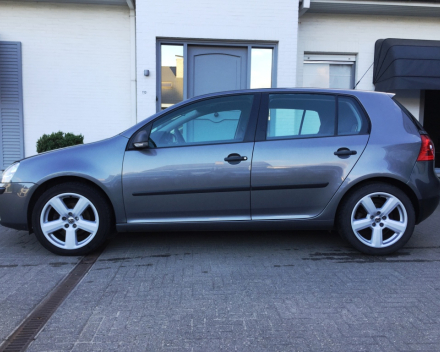 VERKOCHT  VOLKSWAGEN GOLF 5 1,9TDI * 17&quot; VELGEN * NAVIGATIE + KLEURSCHERM * 5 DEURS * TREKHAAK * GEKEURD * GARANTIE