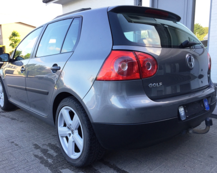 VERKOCHT  VOLKSWAGEN GOLF 5 1,9TDI * 17&quot; VELGEN * NAVIGATIE + KLEURSCHERM * 5 DEURS * TREKHAAK * GEKEURD * GARANTIE