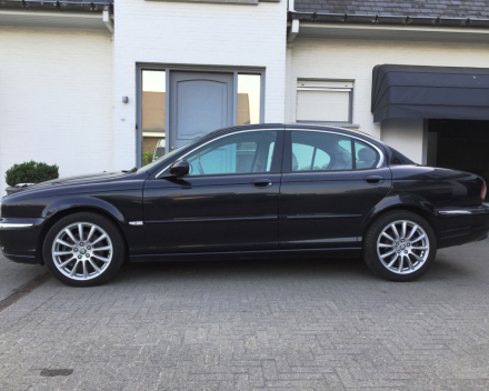 VERKOCHT  JAGUAR X-TYPE 2,0D * ZWART METAAL * BEIGE LEDER * ALU VELGEN * DIGITALE AIRCO * CRUISECONTROL * GEKEURD * GARANTIE