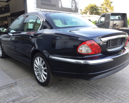 VERKOCHT  JAGUAR X-TYPE 2,0D * ZWART METAAL * BEIGE LEDER * ALU VELGEN * DIGITALE AIRCO * CRUISECONTROL * GEKEURD * GARANTIE