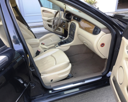 VERKOCHT  JAGUAR X-TYPE 2,0D * ZWART METAAL * BEIGE LEDER * ALU VELGEN * DIGITALE AIRCO * CRUISECONTROL * GEKEURD * GARANTIE