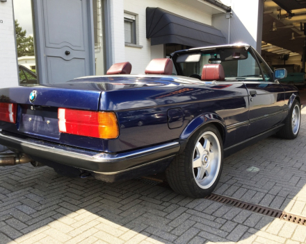 VERKOCHT  BMW E30 325I CABRIOLET BLAUW + LEDER