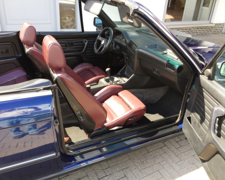 VERKOCHT  BMW E30 325I CABRIOLET BLAUW + LEDER