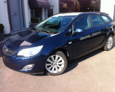 VERKOCHT  OPEL ASTRA 1,7CDTI * SPORTTOURER * BLAUW METAAL * CRUISECONTROL * PDC * SLECHTS 52960 KM * GEKEURD * GARANTIE