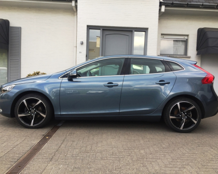 VERKOCHT VOLVO V40 **FULL OPTION** NAVIGATIE+KLEURSCHERM ** ZWART LEDER ** 18&quot;VELGEN ** PDC V+A ** CAMERA ** CRUISECONTROL **  ENZ...