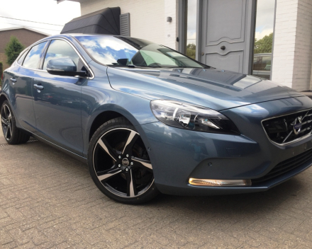 VERKOCHT VOLVO V40 **FULL OPTION** NAVIGATIE+KLEURSCHERM ** ZWART LEDER ** 18&quot;VELGEN ** PDC V+A ** CAMERA ** CRUISECONTROL **  ENZ...