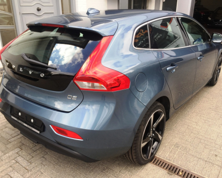 VERKOCHT VOLVO V40 **FULL OPTION** NAVIGATIE+KLEURSCHERM ** ZWART LEDER ** 18&quot;VELGEN ** PDC V+A ** CAMERA ** CRUISECONTROL **  ENZ...