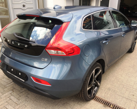 VERKOCHT VOLVO V40 **FULL OPTION** NAVIGATIE+KLEURSCHERM ** ZWART LEDER ** 18&quot;VELGEN ** PDC V+A ** CAMERA ** CRUISECONTROL **  ENZ...