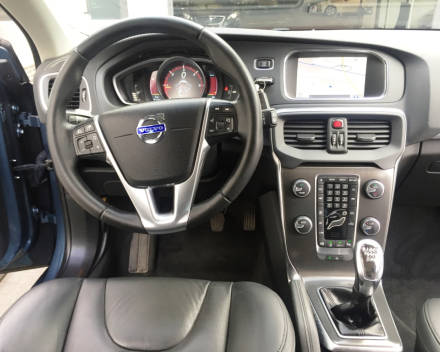 VERKOCHT VOLVO V40 **FULL OPTION** NAVIGATIE+KLEURSCHERM ** ZWART LEDER ** 18&quot;VELGEN ** PDC V+A ** CAMERA ** CRUISECONTROL **  ENZ...