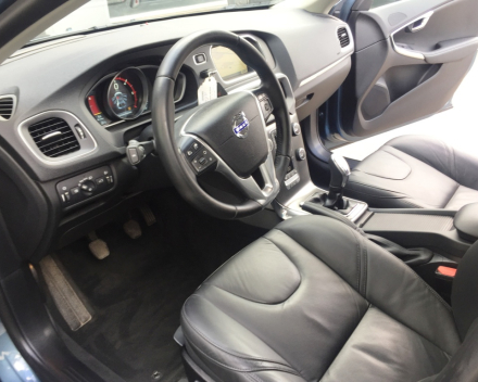 VERKOCHT VOLVO V40 **FULL OPTION** NAVIGATIE+KLEURSCHERM ** ZWART LEDER ** 18&quot;VELGEN ** PDC V+A ** CAMERA ** CRUISECONTROL **  ENZ...