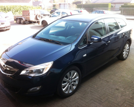 VERKOCHT  OPEL ASTRA 1,7CDTI * SPORTTOURER * BLAUW METAAL * CRUISECONTROL * PDC * SLECHTS 52960 KM * GEKEURD * GARANTIE