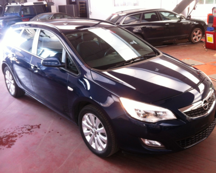 VERKOCHT  OPEL ASTRA 1,7CDTI * SPORTTOURER * BLAUW METAAL * CRUISECONTROL * PDC * SLECHTS 52960 KM * GEKEURD * GARANTIE