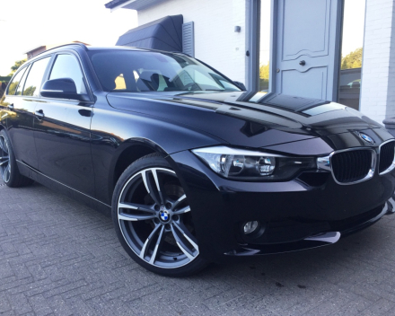 VERKOCHT BMW 318D TOURING  * LEDER * NAVIGATIE + KLEURSCHERM * PDC * 19&quot; BREEDSETVELGEN * CRUISECONTROL * GARANTIE