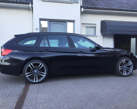 VERKOCHT BMW 318D TOURING  * LEDER * NAVIGATIE + KLEURSCHERM * PDC * 19&quot; BREEDSETVELGEN * CRUISECONTROL * GARANTIE