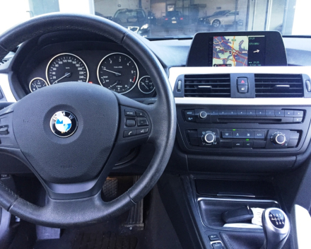 VERKOCHT BMW 318D TOURING  * LEDER * NAVIGATIE + KLEURSCHERM * PDC * 19&quot; BREEDSETVELGEN * CRUISECONTROL * GARANTIE