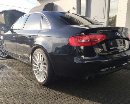 VERKOCHT  AUDI A4 2,0 TDI * 4 DEURS *  ZWART METAAL * 19&quot; VELGEN * NAVIGATIE * 4 DEURS * GEKEURD * GARANTIE