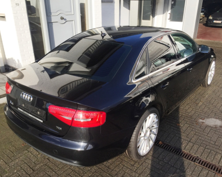 VERKOCHT  AUDI A4 2,0 TDI * 4 DEURS *  ZWART METAAL * 19&quot; VELGEN * NAVIGATIE * 4 DEURS * GEKEURD * GARANTIE