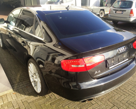 VERKOCHT  AUDI A4 2,0 TDI * 4 DEURS *  ZWART METAAL * 19&quot; VELGEN * NAVIGATIE * 4 DEURS * GEKEURD * GARANTIE