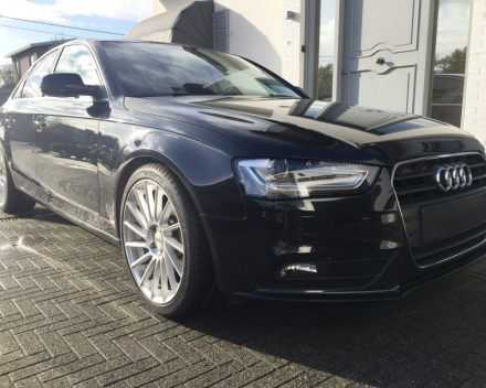 VERKOCHT  AUDI A4 2,0 TDI * 4 DEURS *  ZWART METAAL * 19&quot; VELGEN * NAVIGATIE * 4 DEURS * GEKEURD * GARANTIE