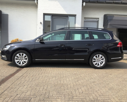 VERKOCHT VOLKSWAGEN PASSAT BREAK 1,6 TDI / ZWART METAAL / NAVIGATIE + KLEURSCHERM / CRUISECONTROL / ALU VELGEN / TREKHAAK / GEKEURD / GARANTIE 