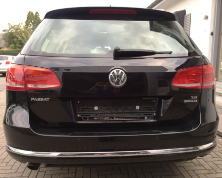 VERKOCHT  VOLKSWAGEN PASSAT 1,6 TDI BREAK / NAVIGATIE / DIGITALE AIRCO / CRUISECONTROL / PARKEERSENSOREN / GEKEURD / GARANTIE