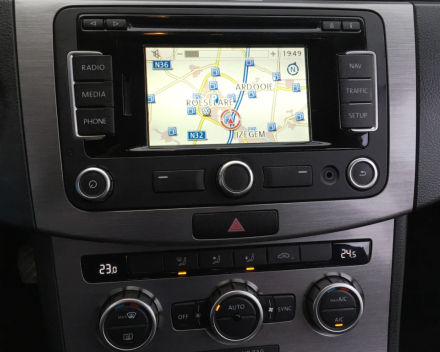 VERKOCHT  VOLKSWAGEN PASSAT 1,6 TDI BREAK / NAVIGATIE / DIGITALE AIRCO / CRUISECONTROL / PARKEERSENSOREN / GEKEURD / GARANTIE