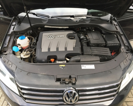 VERKOCHT  VOLKSWAGEN PASSAT 1,6 TDI BREAK / NAVIGATIE / DIGITALE AIRCO / CRUISECONTROL / PARKEERSENSOREN / GEKEURD / GARANTIE