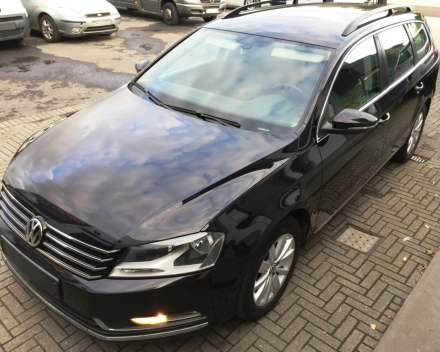 VERKOCHT  VOLKSWAGEN PASSAT 1,6 TDI BREAK / NAVIGATIE / DIGITALE AIRCO / CRUISECONTROL / PARKEERSENSOREN / GEKEURD / GARANTIE