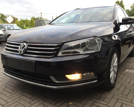 VERKOCHT  VOLKSWAGEN PASSAT 1,6 TDI BREAK / NAVIGATIE / DIGITALE AIRCO / CRUISECONTROL / PARKEERSENSOREN / GEKEURD / GARANTIE