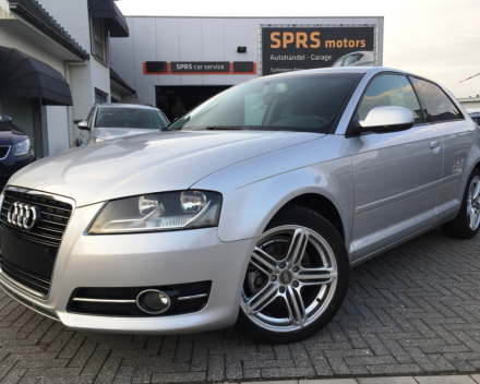 VERKOCHT  AUDI A3 1,6 TDI * ZILVER METAAL * CRUISECONTROL * NAVIGATIE * ALU VELGEN * GEKEURD * GARANTIE