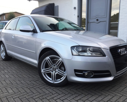 VERKOCHT  AUDI A3 1,6 TDI * ZILVER METAAL * CRUISECONTROL * NAVIGATIE * ALU VELGEN * GEKEURD * GARANTIE