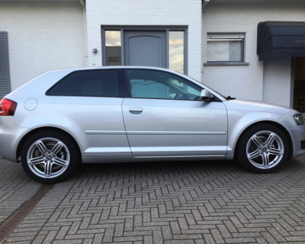 VERKOCHT  AUDI A3 1,6 TDI * ZILVER METAAL * CRUISECONTROL * NAVIGATIE * ALU VELGEN * GEKEURD * GARANTIE