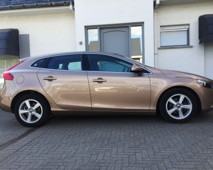 VERKOCHT  VOLVO V40 1,6 D * FULL OPTION * LEDER * ALU VELGEN * CAMERA * CRUISECONTROL * PARK ASSISTANCE * AUTOMATISCHE AIRCO *  GEKEURD * GARANTIE