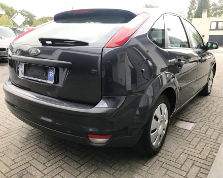 FORD FOCUS 1,4 BENZINE  OVERNAMEWAGEN VOOR HANDELAAR OF EXPORT