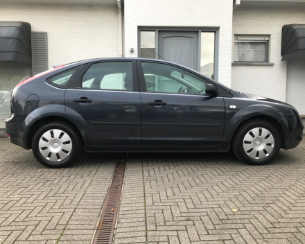 FORD FOCUS 1,4 BENZINE  OVERNAMEWAGEN VOOR HANDELAAR OF EXPORT