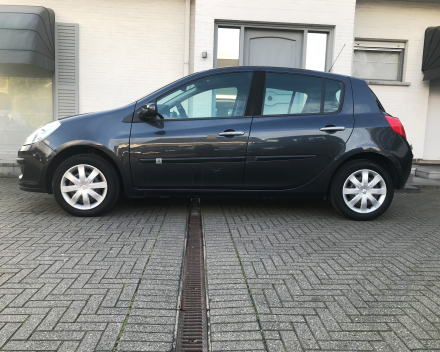 RENAULT CLIO 1,2 AUTOMAAT  26/04/2010  SLECHTS 58864 KM  3800 EURO