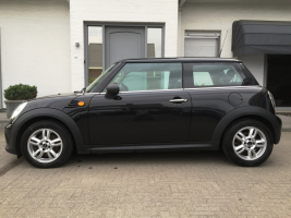 VERKOCHT  MINI ONE DIESEL 1,6D * ZWART METAAL * DIGITALE AIRCO * ALU VELGEN * MISTLAMPEN * SLECHTS 73736 KM * GEKEURD * GARANTIE