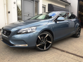 VERKOCHT VOLVO V40 **FULL OPTION** NAVIGATIE+KLEURSCHERM ** ZWART LEDER ** 18&quot;VELGEN ** PDC V+A ** CAMERA ** CRUISECONTROL **  ENZ...