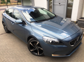 VERKOCHT VOLVO V40 **FULL OPTION** NAVIGATIE+KLEURSCHERM ** ZWART LEDER ** 18&quot;VELGEN ** PDC V+A ** CAMERA ** CRUISECONTROL **  ENZ...