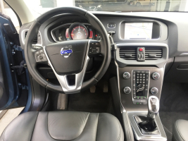 VERKOCHT VOLVO V40 **FULL OPTION** NAVIGATIE+KLEURSCHERM ** ZWART LEDER ** 18&quot;VELGEN ** PDC V+A ** CAMERA ** CRUISECONTROL **  ENZ...