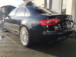 VERKOCHT  AUDI A4 2,0 TDI * 4 DEURS *  ZWART METAAL * 19&quot; VELGEN * NAVIGATIE * 4 DEURS * GEKEURD * GARANTIE