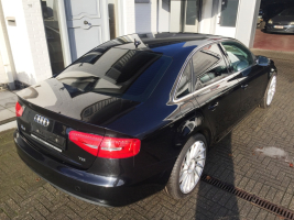 VERKOCHT  AUDI A4 2,0 TDI * 4 DEURS *  ZWART METAAL * 19&quot; VELGEN * NAVIGATIE * 4 DEURS * GEKEURD * GARANTIE