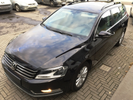 VERKOCHT  VOLKSWAGEN PASSAT 1,6 TDI BREAK / NAVIGATIE / DIGITALE AIRCO / CRUISECONTROL / PARKEERSENSOREN / GEKEURD / GARANTIE