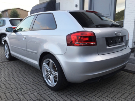 VERKOCHT  AUDI A3 1,6 TDI * ZILVER METAAL * CRUISECONTROL * NAVIGATIE * ALU VELGEN * GEKEURD * GARANTIE