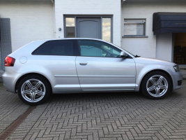 VERKOCHT  AUDI A3 1,6 TDI * ZILVER METAAL * CRUISECONTROL * NAVIGATIE * ALU VELGEN * GEKEURD * GARANTIE