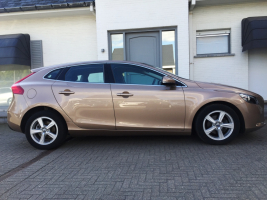 VERKOCHT  VOLVO V40 1,6 D * FULL OPTION * LEDER * ALU VELGEN * CAMERA * CRUISECONTROL * PARK ASSISTANCE * AUTOMATISCHE AIRCO *  GEKEURD * GARANTIE